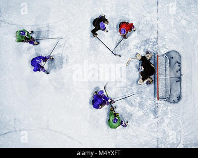 Blick von oben der Eishockey spielen auf Rink Stockfoto