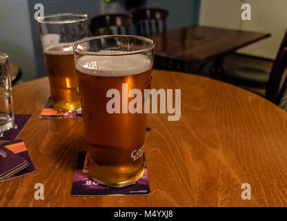 Real Ale in einem Glas auf einem Tisch in einer Kneipe Stockfoto