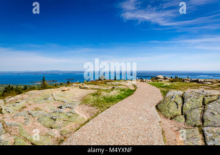 Fahren oder Wandern auf den Gipfel des Cadillac Mountain, um zu sehen, 'erster Sonnenaufgang der Nation" ist eine beliebte Aktivität unter den Besuchern der Acadia National Park. Stockfoto