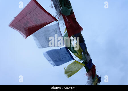 Gebete eingeschrieben auf Tibetische Gebetsfahnen Wirbeln im Wind. Stockfoto