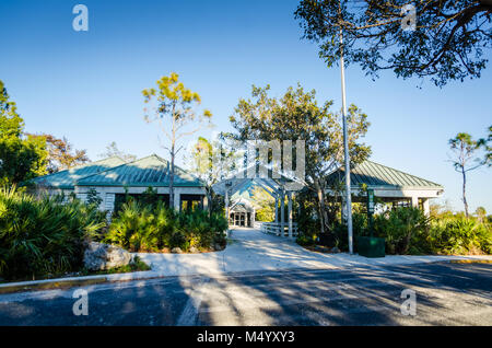 Das Ernest F. Coe Visitor Center im Everglades National Park bietet pädagogische Ausstellungen, Orientierungsfilme und Informationsbroschüren. Stockfoto