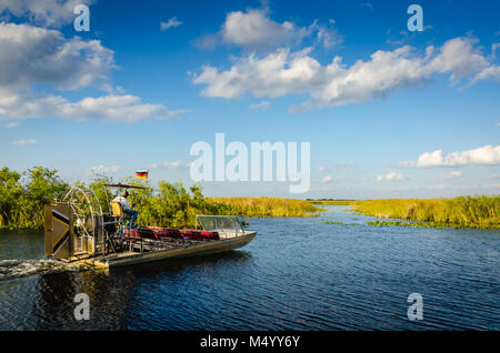 Airboat schwebt in Pfad zwischen Gras auf dem Fluss in den Florida Everglades. Stockfoto