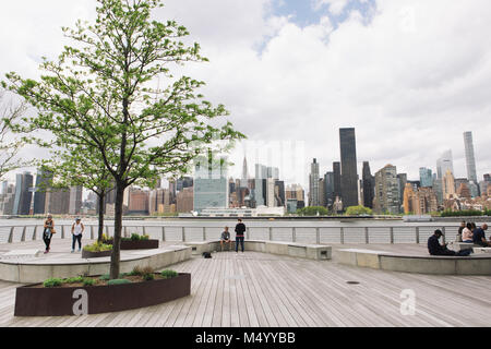 Promenade Promenade mit Blick auf die Skyline von New York, Gantry Plaza State Park, Long Island City, New York City, USA Stockfoto