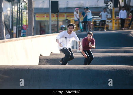 Vorderansicht von zwei jungen Männern in skateboarding Skate Park, Canggu, Bali, Indonesien Stockfoto