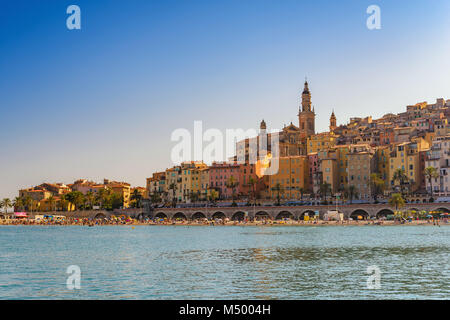 Strand und Stadt Skyline Menton, Menton, Frankreich Stockfoto