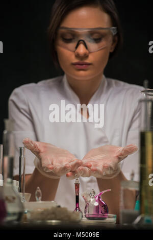 Chemisches Labor Szene: attraktive junge Doktoranden Wissenschaftler präsentieren und zeigen, kopieren Sie Raum für Produkt Stockfoto