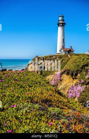 Leuchtturm auf großen sicher kalifornischen Küste am Pazifik. Stockfoto