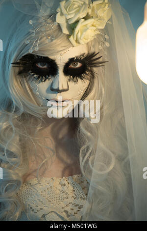 Halloween Hexe. Schöne Frau Tragen santa muerte Maske portrait Stockfoto