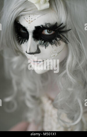 Halloween Hexe. Schöne Frau Tragen santa muerte Maske portrait Stockfoto
