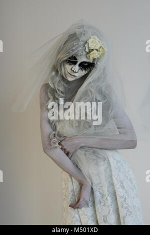 Halloween Hexe. Schöne Frau Tragen santa muerte Maske und Wedding Dress. Tote Witwe in Trauer Stockfoto