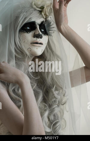 Halloween Hexe. Schöne Frau Tragen santa muerte Maske und Wedding Dress Stockfoto