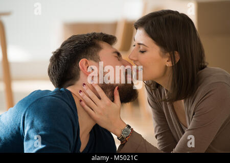 Junges Paar Umzug in neues Haus Stockfoto