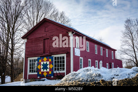Rote Scheune mit HEX-Zeichen, ein Design in der Regel in der Form eines Sterns, Rad- oder Rosette auf einer kreisförmigen Bereich. Stockfoto