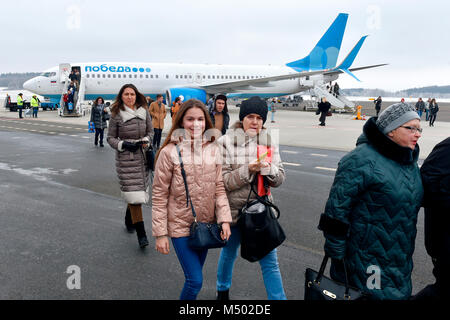 Karlovy Vary, Tschechische Republik. 17 Feb, 2018. Die Passagiere des ersten Fluges der russischen Pobeda Unternehmen aus Moskau nach Karlsbad in Karlsbad, Tschechien, am 17. Februar 2018. Credit: Goran Kubes/CTK Photo/Alamy leben Nachrichten Stockfoto