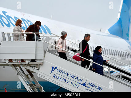 Karlovy Vary, Tschechische Republik. 17 Feb, 2018. Die Passagiere des ersten Fluges der russischen Pobeda Unternehmen aus Moskau nach Karlsbad in Karlsbad, Tschechien, am 17. Februar 2018. Credit: Goran Kubes/CTK Photo/Alamy leben Nachrichten Stockfoto