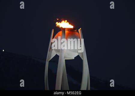 19. Februar 2018, Südkorea, Pyeongchang, Olympia: Die olympische Flamme kann in der zweiten Woche der Spiele während Sonnenuntergang gesichtet werden. Foto: Michael Kappeler/dpa Stockfoto