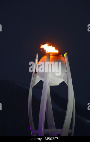 19. Februar 2018, Südkorea, Pyeongchang, Olympia: Die olympische Flamme kann in der zweiten Woche der Spiele während Sonnenuntergang gesichtet werden. Foto: Michael Kappeler/dpa Stockfoto