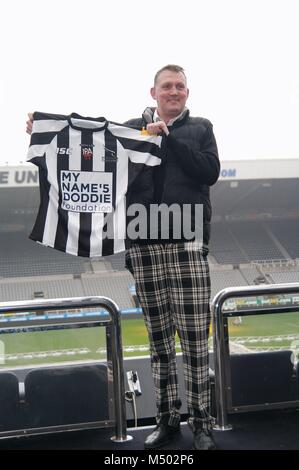 Newcastle upon Tyne, England, 19. Februar 2018. Doddie Wehr startet die schwarz-weiß gestreiften Hemd, dass die Newcastle Falcons am 24. März, wenn die Fläche Northampton Saints in einem Aviva Premiership Spiel im St. James Park zu tragen. Alle Erlöse aus dem Verkauf des Shirts wird dem Mein Name" 5 Doddie Stiftung zugunsten der Motoneurone gehen. Credit: Colin Edwards/Alamy Leben Nachrichten. Stockfoto