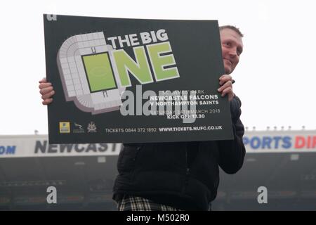 Newcastle upon Tyne, England, 19. Februar 2018. Doddie Wehr startet die schwarz-weiß gestreiften Hemd, dass die Newcastle Falcons am 24. März, wenn die Fläche Northampton Saints in einem Aviva Premiership Spiel im St. James Park zu tragen. Alle Erlöse aus dem Verkauf des Shirts wird dem Mein Name" 5 Doddie Stiftung zugunsten der Motoneurone gehen. Credit: Colin Edwards/Alamy Leben Nachrichten. Stockfoto