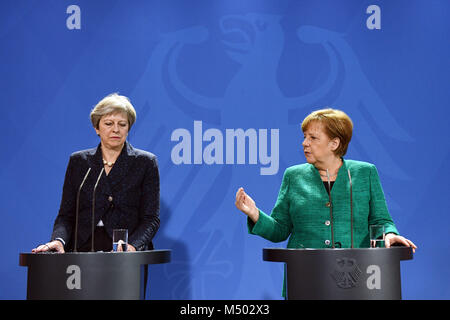 16. Februar 2018, Berlin, Deutschland: Bundeskanzlerin Angela Merkel (CDU) und Großbritanniens Premierminister Theresa können in einer gemeinsamen Pressekonferenz teilnehmen nach einem Treffen im Kanzleramt. Foto: Maurizio Gambarini/dpa Stockfoto