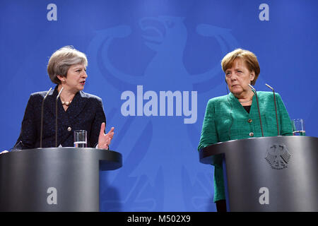 16. Februar 2018, Berlin, Deutschland: Bundeskanzlerin Angela Merkel (CDU) und Großbritanniens Premierminister Theresa können in einer gemeinsamen Pressekonferenz teilnehmen nach einem Treffen im Kanzleramt. Foto: Maurizio Gambarini/dpa Stockfoto