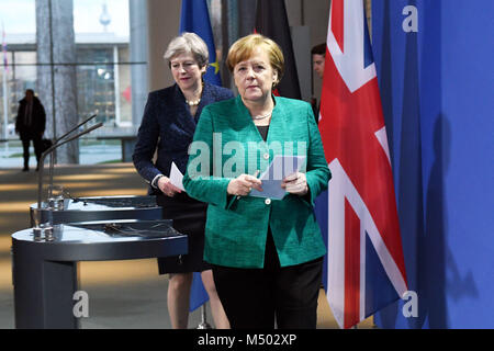 16. Februar 2018, Berlin, Deutschland: Bundeskanzlerin Angela Merkel (CDU, L) und Großbritanniens Premierminister Theresa May für eine gemeinsame Pressekonferenz nach einem Treffen im Kanzleramt. Foto: Maurizio Gambarini/dpa Stockfoto
