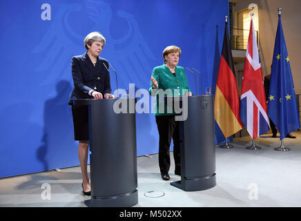 16. Februar 2018, Berlin, Deutschland: Bundeskanzlerin Angela Merkel (CDU) und Großbritanniens Premierminister Theresa können in einer gemeinsamen Pressekonferenz teilnehmen nach einem Treffen im Kanzleramt. Foto: Maurizio Gambarini/dpa Stockfoto