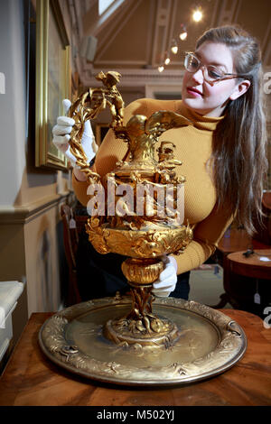 Edinburgh, Schottland. 19. Feb 2018. Medien jedermann für Kaffee? Drücken Sie die Taste Anruf bei Bonhams. Auf der Mitte des Tisches ist ein George III irischen Silber epergne £ (3,000-4,000) Ideal für Kuchen und Gebäck, flankiert von zwei prächtigen Svres stil Porzellan Vasen £ (1,200-1, 500). Eine französische Ewer und Waschbecken - prächtig geschmückt mit einem Fries mit der Darstellung der Tanz der Willis (aus dem Ballett Giselle) auf die Hand zum Frischmachen klebrige Finger (5,000-8£ 000). Credit: Pako Mera/Alamy leben Nachrichten Stockfoto