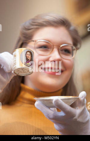 Edinburgh, Schottland. 19. Feb 2018. Medien jedermann für Kaffee? Drücken Sie die Taste Anruf bei Bonhams. Auf der Mitte des Tisches ist ein George III irischen Silber epergne £ (3,000-4,000) Ideal für Kuchen und Gebäck, flankiert von zwei prächtigen Svres stil Porzellan Vasen £ (1,200-1, 500). Eine französische Ewer und Waschbecken - prächtig geschmückt mit einem Fries mit der Darstellung der Tanz der Willis (aus dem Ballett Giselle) auf die Hand zum Frischmachen klebrige Finger (5,000-8£ 000). Credit: Pako Mera/Alamy leben Nachrichten Stockfoto