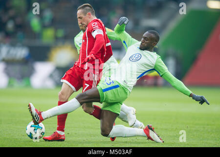 Wolfsburg, Deutschland. 17 Feb, 2018. Franck Ribery (li., M) versus Josuha GUILAVOGUI (WOB), Aktion, Duellen, Fussball 1. 1. Fussballbundesliga, 23. Spieltag VfL Wolfsburg (WOB) - FC Bayern München (M), am 17.02.2018 in Wolfsburg/Deutschland. | Verwendung der weltweiten Kredit: dpa/Alamy leben Nachrichten Stockfoto