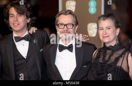 London, Großbritannien. 19 Feb, 2018. Gary Oldman, seine Frau Gisele Schmidt und Familie nehmen an der EE-British Academy Film Awards, Bafta-Awards, in der Royal Albert Hall in London, England, Großbritannien, am 18. Februar 2018. - Keine LEITUNG SERVICE-Credit: Hubert Boesl/Hubert Boesl/dpa/Alamy leben Nachrichten Stockfoto