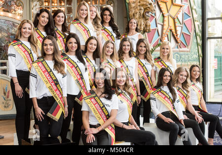 19. Februar 2018, Rust, Deutschland: Kandidaten der 'Miss Germany' für ein Gruppenfoto posieren im Anschluss an eine Pressekonferenz im Europa Park. Die Wahlen werden am 24. Februar 2018 stattfinden. Foto: Patrick Seeger/dpa Stockfoto