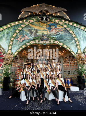 19. Februar 2018, Rust, Deutschland: Kandidaten der 'Miss Germany' für ein Gruppenfoto posieren im Anschluss an eine Pressekonferenz im Europa Park. Die Wahlen werden am 24. Februar 2018 stattfinden. Foto: Patrick Seeger/dpa Stockfoto