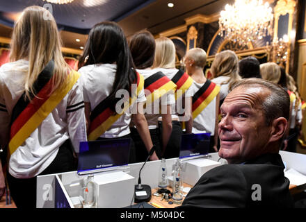 19. Februar 2018, Rust, Deutschland: Geschäftsführer Ralf Klemmer sitzt hinter Kandidaten der "Miss Deutschland" während einer Pressekonferenz im Europa Park. Die Wahlen werden am 24. Februar 2018 stattfinden. Foto: Patrick Seeger/dpa Stockfoto