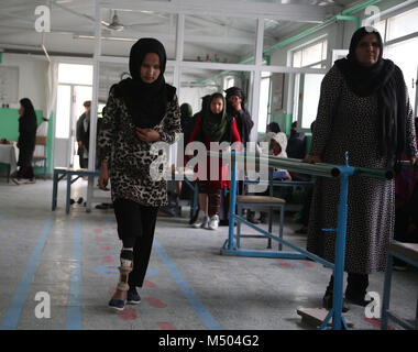 Kabul, Afghanistan. 19 Feb, 2018. Eine behinderte Mädchen geht mit Ihrer Prothese am Orthopädischen Zentrum des Internationalen Komitees vom Roten Kreuz (IKRK) in Kabul, der Hauptstadt Afghanistans, 19.02.2018. Die Zahl der zivilen Opfer im Konflikt - Afghanistan Hit in 2017 durch die Hilfsmission der Vereinten Nationen in Afghanistan (UNAMA) dokumentiert erreicht mehr als 10.000, nach einem Bericht veröffentlicht hier am 13.02.15. Credit: Rahmat Alizadah/Xinhua/Alamy leben Nachrichten Stockfoto