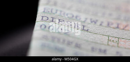 Abbildung - 19. Februar 2018, Köln, Deutschland: Das Wort 'Diesel' ist an einem Fahrzeug Registrierung Dokument gedruckt. Die Luft in deutschen Städten noch verschlechtert hat. Die stickoxide haben zugenommen, und mit ihnen die Dieselfahrzeuge haben in der Kritik. Das Bundesverwaltungsgericht wird auf einem Satz entscheiden Sie sich für eine geeignete Lösung in dieser Woche. Foto: Rolf Vennenbernd/dpa Stockfoto