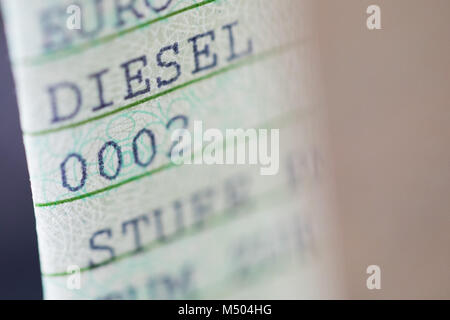 Abbildung - 19. Februar 2018, Köln, Deutschland: Das Wort 'Diesel' ist an einem Fahrzeug Registrierung Dokument gedruckt. Die Luft in deutschen Städten noch verschlechtert hat. Die stickoxide haben zugenommen, und mit ihnen die Dieselfahrzeuge haben in der Kritik. Das Bundesverwaltungsgericht wird auf einem Satz entscheiden Sie sich für eine geeignete Lösung in dieser Woche. Foto: Rolf Vennenbernd/dpa Stockfoto