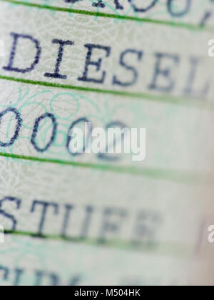 Abbildung - 19. Februar 2018, Köln, Deutschland: Das Wort 'Diesel' ist an einem Fahrzeug Registrierung Dokument gedruckt. Die Luft in deutschen Städten noch verschlechtert hat. Die stickoxide haben zugenommen, und mit ihnen die Dieselfahrzeuge haben in der Kritik. Das Bundesverwaltungsgericht wird auf einem Satz entscheiden Sie sich für eine geeignete Lösung in dieser Woche. Foto: Rolf Vennenbernd/dpa Stockfoto