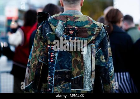 Ein schickes showgoer an der Burberry Runway Show anreisen, während der London Fashion Week - Mar 17, 2018 - Foto: Start- und Landebahn Manhattan/Zach Dodds *** Für die redaktionelle Nutzung nur*** | Verwendung weltweit Stockfoto