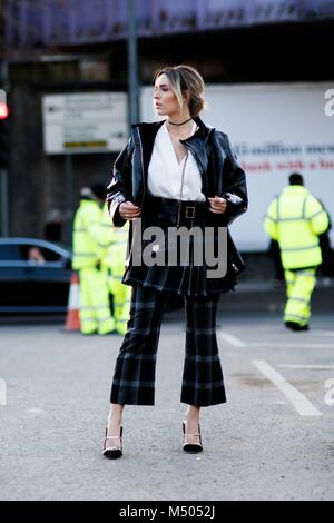 London, Grossbritannien. 17 Feb, 2018. Ein schickes showgoer außerhalb der Burberry Runway Show posiert während der London Fashion Week - Mar 17, 2018 - Credit: Runway Manhattan/Zach Dodds *** Für die redaktionelle Nutzung nur*** | Verwendung weltweit/dpa/Alamy leben Nachrichten Stockfoto