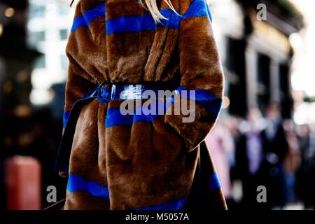 London, Grossbritannien. 17 Feb, 2018. Blogger Camille charrière an der Molly Goddard Runway Show anreisen, während der London Fashion Week - Mar 17, 2018 - Credit: Runway Manhattan/Zach Dodds *** Für die redaktionelle Nutzung nur*** | Verwendung weltweit/dpa/Alamy leben Nachrichten Stockfoto