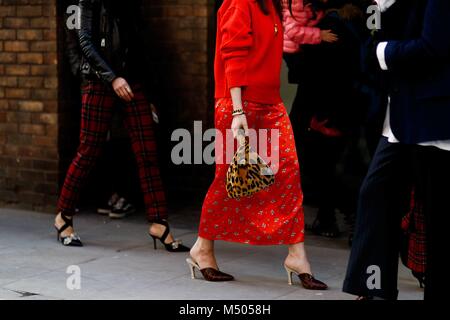 London, Grossbritannien. 17 Feb, 2018. Ein schickes showgoer zu Fuß außerhalb der Molly Goddard Landebahn zeigen während der London Fashion Week - Mar 17, 2018 - Credit: Runway Manhattan/Zach Dodds *** Für die redaktionelle Nutzung nur*** | Verwendung weltweit/dpa/Alamy leben Nachrichten Stockfoto