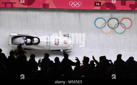 Pyeongchang, Südkorea. 19. Februar, 2018. Der Schlitten von Oskars Kibermanis (LAT) und Matiss Miknis (LAT) geht um die Pyeongchang Olympischen biegen. 2-Mann Bob. Alpensia olympischen Sliding Center. Alpensia. Pyeongchang 2018 Winter Olympics. Republik Korea. 19.02.2018. Stockfoto