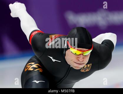 Gangneung, Südkorea. 19 Feb, 2018. Geschwindigkeit Skater Nico Ihle aus Deutschland konkurrieren, während die Männer Eisschnelllauf 500 M an der PyeongChang 2018 Winter-olympischen Spiele Endrunde an Gangneung Oval am Montag, den 19. Februar 2018. Credit: Paul Kitagaki jr./ZUMA Draht/Alamy leben Nachrichten Stockfoto