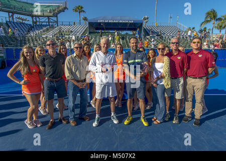 Delray Beach, FL, USA. 18 Feb, 2018. Delray Beach, FL - 18. Februar: Fernando Gonzalez (CHI) nimmt die Trophäe für das internationale Team, während John McEnroe (USA) nimmt die Runner-up-Trophäe für die amerikanische Mannschaft an der ATP Champions Tour 2018 gehalten am Delray Beach Tennis Center in Delray Beach, FL. Credit: Andrew Patron/Zuma Kabel Credit: Andrew Patron/ZUMA Draht/Alamy leben Nachrichten Stockfoto