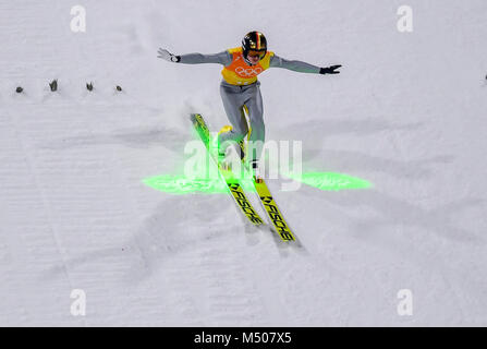 19. Februar 2018, Südkorea, Pyeongchang, Olympiade, Skispringen, Team springen, großer Hügel, mens, Alpensia Sliding Center: Richard Freitag von Deutschland landet nach seinem Sprung in die Areea durch einen Laserstrahl markiert. Foto: Daniel Karmann/dpa/Alamy leben Nachrichten Stockfoto