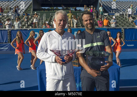 Delray Beach, FL, USA. 18 Feb, 2018. Delray Beach, FL - 18. Februar: Fernando Gonzalez (CHI) nimmt die Trophäe für das internationale Team, während John McEnroe (USA) nimmt die Runner-up-Trophäe für die amerikanische Mannschaft an der ATP Champions Tour 2018 gehalten am Delray Beach Tennis Center in Delray Beach, FL. Credit: Andrew Patron/Zuma Kabel Credit: Andrew Patron/ZUMA Draht/Alamy leben Nachrichten Stockfoto