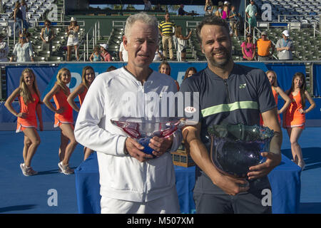 Delray Beach, FL, USA. 18 Feb, 2018. Delray Beach, FL - 18. Februar: Fernando Gonzalez (CHI) nimmt die Trophäe für das internationale Team, während John McEnroe (USA) nimmt die Runner-up-Trophäe für die amerikanische Mannschaft an der ATP Champions Tour 2018 gehalten am Delray Beach Tennis Center in Delray Beach, FL. Credit: Andrew Patron/Zuma Kabel Credit: Andrew Patron/ZUMA Draht/Alamy leben Nachrichten Stockfoto