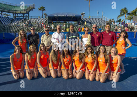 Delray Beach, FL, USA. 18 Feb, 2018. Delray Beach, FL - 18. Februar: Fernando Gonzalez (CHI) nimmt die Trophäe für das internationale Team, während John McEnroe (USA) nimmt die Runner-up-Trophäe für die amerikanische Mannschaft an der ATP Champions Tour 2018 gehalten am Delray Beach Tennis Center in Delray Beach, FL. Credit: Andrew Patron/Zuma Kabel Credit: Andrew Patron/ZUMA Draht/Alamy leben Nachrichten Stockfoto