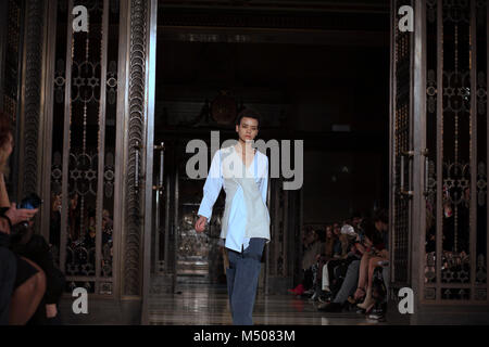 Ein Modell Vitrinen Design von Soe Jakarta während der London Fashion Week/Fashion Scout AW 18, 19. Februar 2018. London, England. Stockfoto